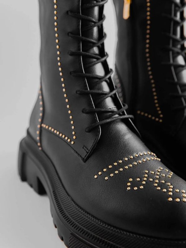 Botas com tachas
