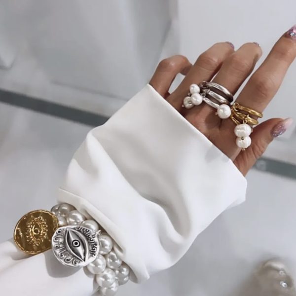 Pulseira de Pérolas com Pendente Dourado