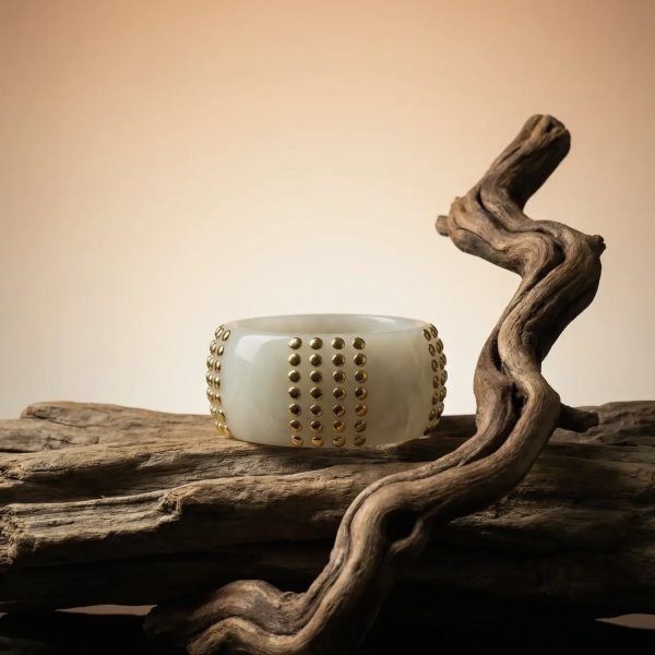 Pulseira em Resina com Tachas