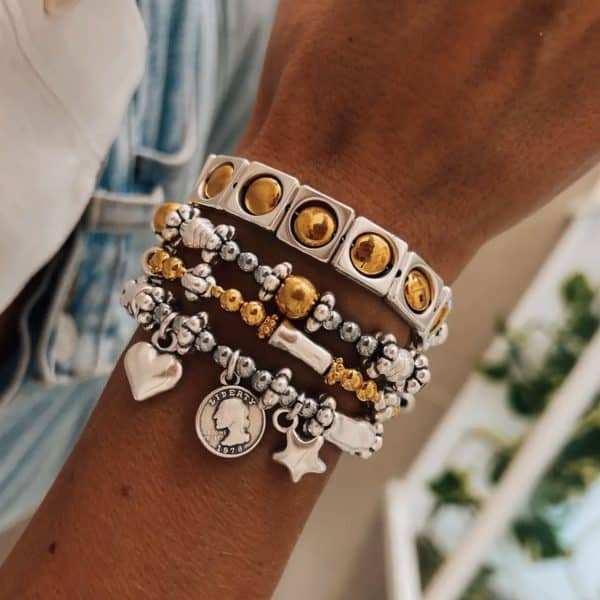 Pulseiras de contas em macramé